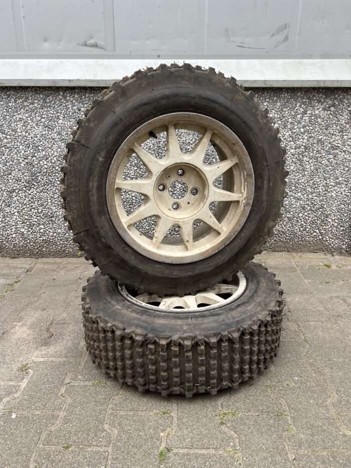 Egel 6 noppen met velg 4x100 185/65R15 203cm