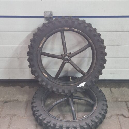 Noppen Banden Set Met Velg 90/100-16 187cm