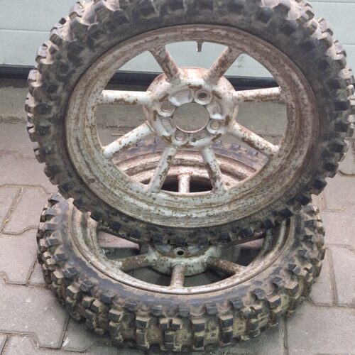 Noppen Banden Set Met Velg 90/100-16 185cm 4x100