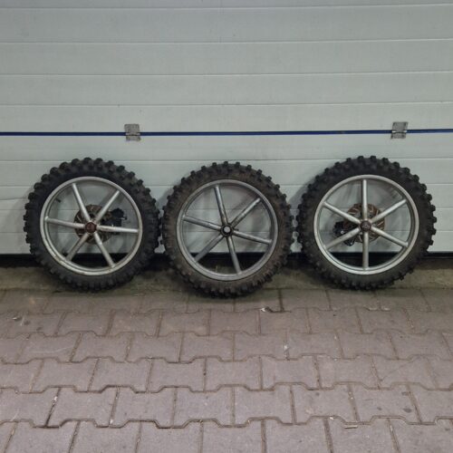 Noppen Banden Set Met Velg 90/100-16 184cm